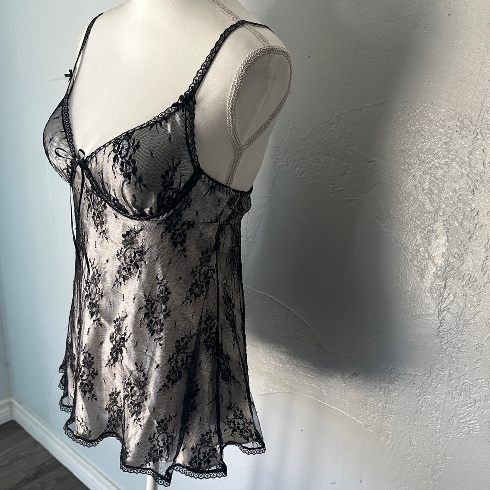 Elegant Black Lace Chemise - Picture 5 of 7
